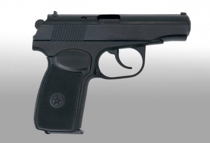 Kalashnikov ha lanciato la pistola raffreddata di Makarov