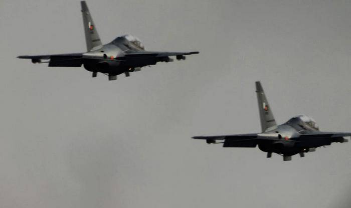 Deux forces aériennes bangladaises YAK-130 rencontrées dans les airs