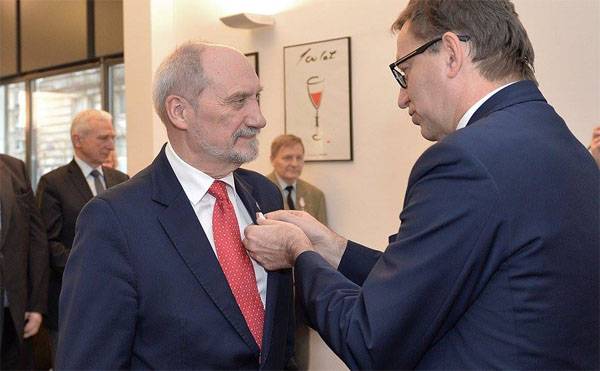 마치에레비츠(Macierewicz)와 몇몇 다른 폴란드 장관들이 해고되었습니다