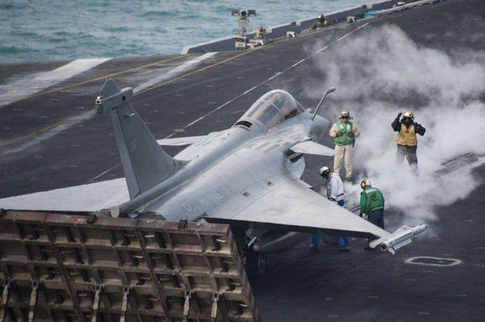 En el portaaviones estadounidense se colocarán los cazas franceses.