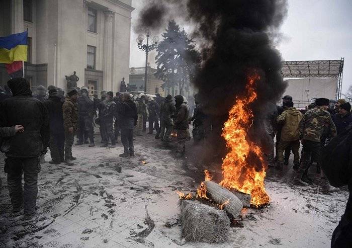 У здания Рады произошла стычка между митингующими и полицией