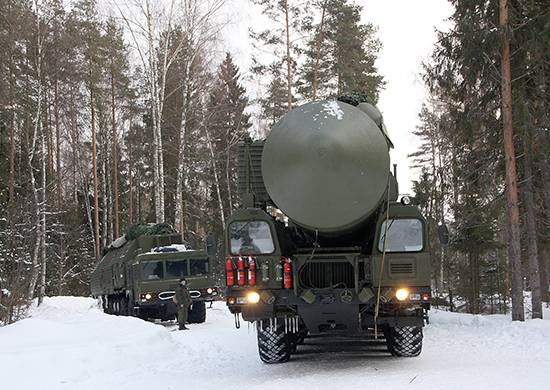 PGRK "Yars" en el marco del ejercicio llevó a la posición de campo en la región de Novosibirsk