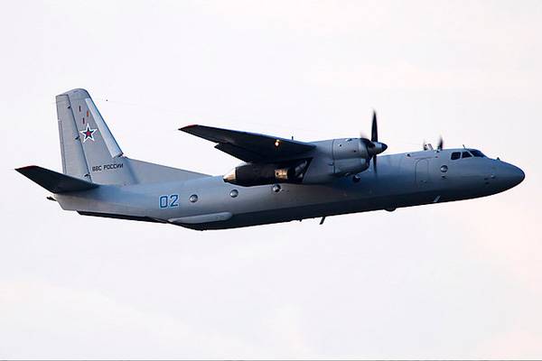 Equipes da An-26 praticam bombardeios em um campo de treinamento na região de Leningrado