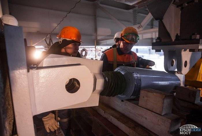 Os construtores começaram a instalar dispositivos anti-sísmicos na ponte da Criméia