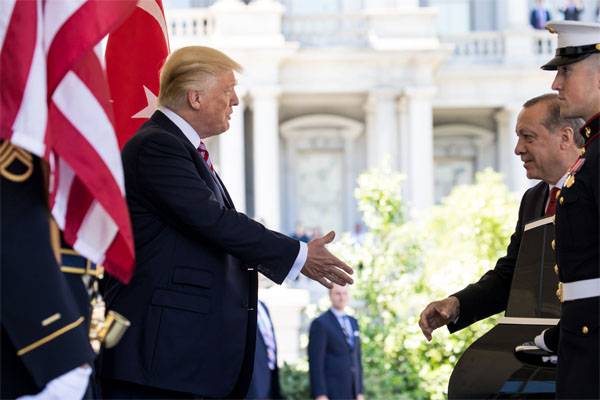 Trump advirtió a Erdogan contra los choques de tropas turcas y estadounidenses en Siria