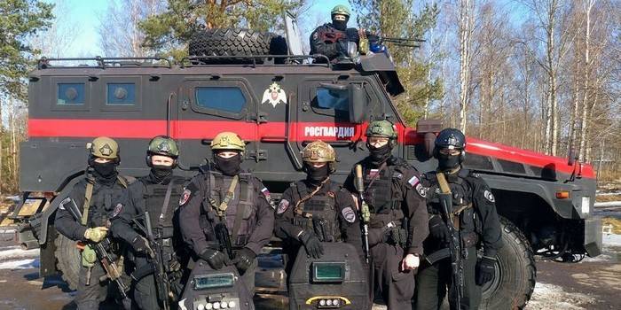 Rosgvardiyu indossava una nuova attrezzatura da combattimento