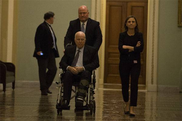 Mídia dos EUA: o senador McCain não aparece no Capitólio desde o começo do ano.