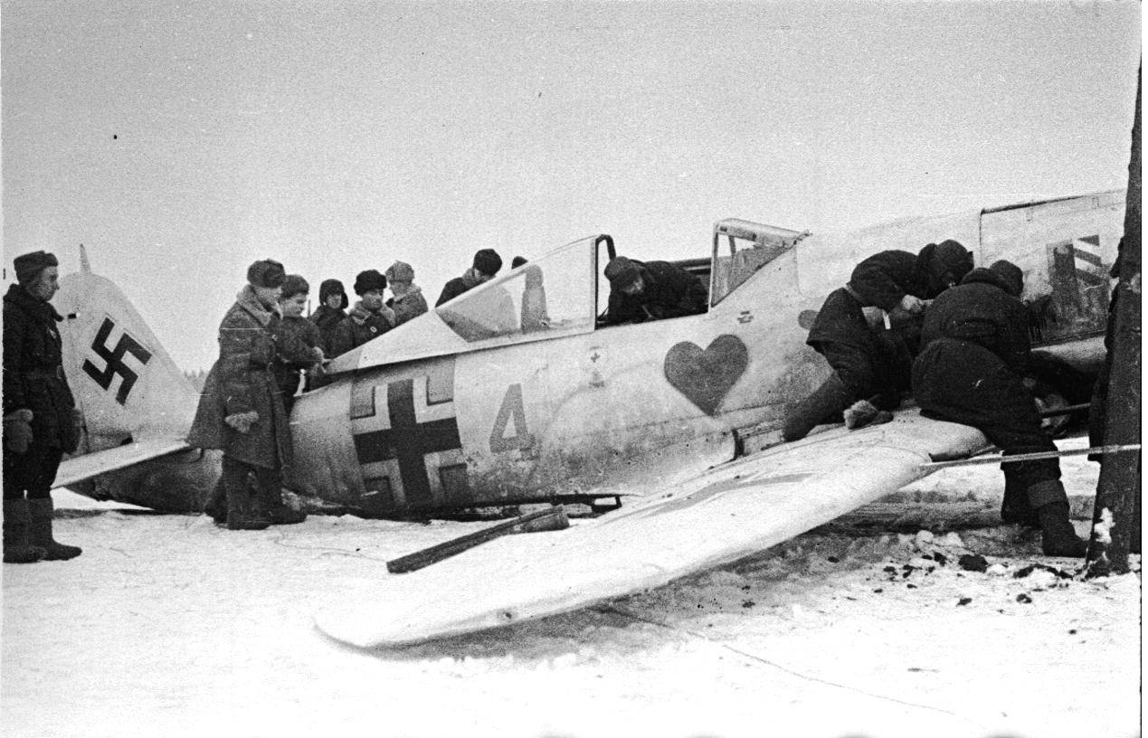 Советский истребитель сбил. Сбитый Фокке Вульф. FW.190 1943. Фокке Вульф 1 мировая.
