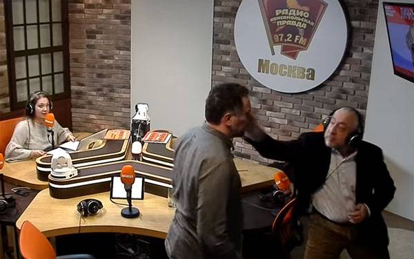 रेडियो स्टेशन "केपी" के स्टूडियो में स्वानिदेज़ और शेवचेंको के बीच "ऐतिहासिक सत्य के लिए" हाथ से हाथ की लड़ाई