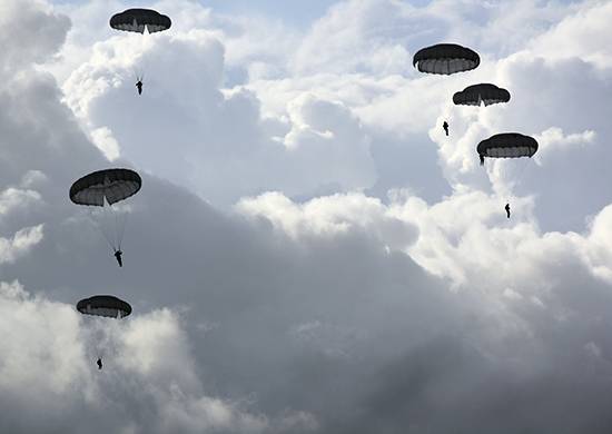 西部軍管区では、特殊部隊がキャノピーの開きを遅らせてパラシュート降下を練習している