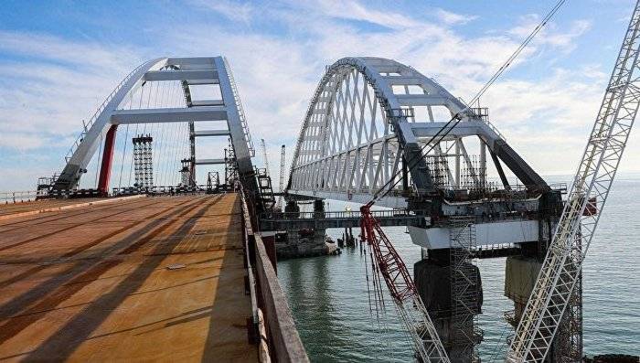 Началось возведение железнодорожных пролетов моста в Крым