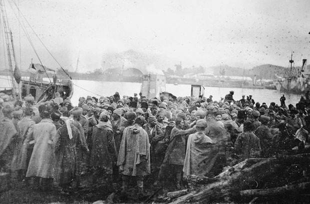 土耳其入侵外高加索。 “成千上万的俄罗斯人被枪杀并被活活烧死。亚美尼亚人受到难以形容的折磨”