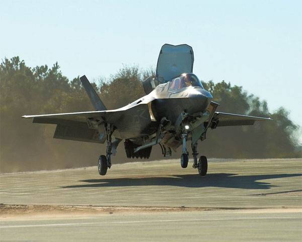American F-35B pilots will work out a vertical landing on the deck of UDC "Wasp"