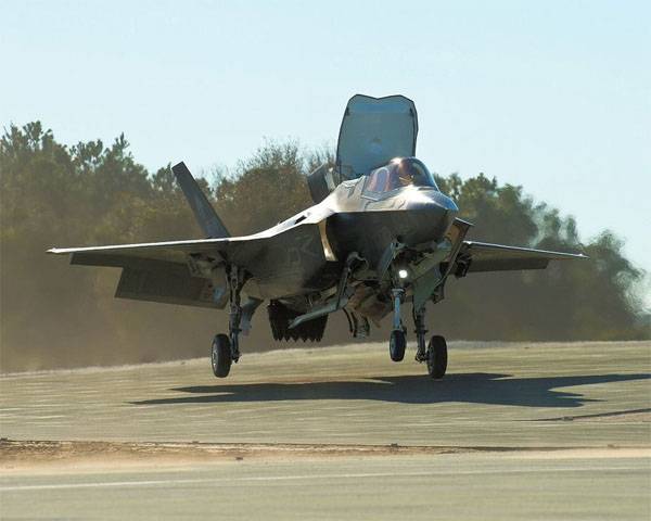 미국 F-35B 조종사들이 UDC "Wasp" 갑판에 수직 착륙을 할 예정이다.