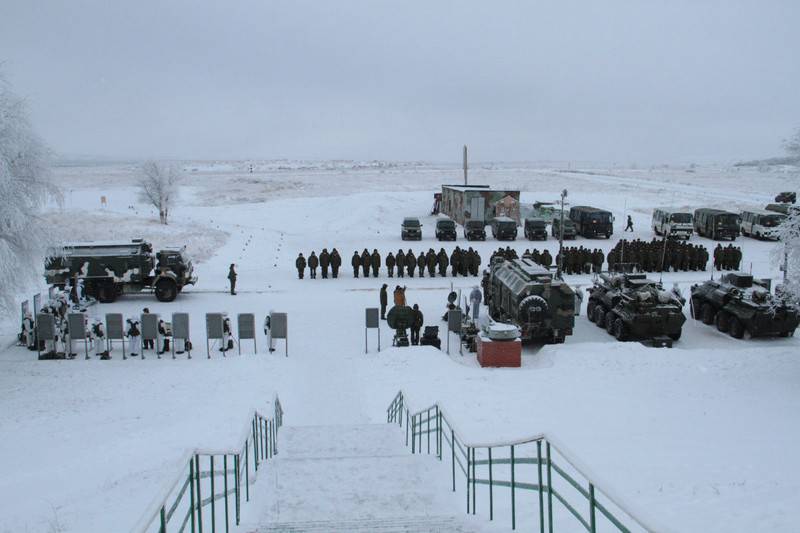 Der Kommandeur der 2-Armee hielt Offiziere im Feld