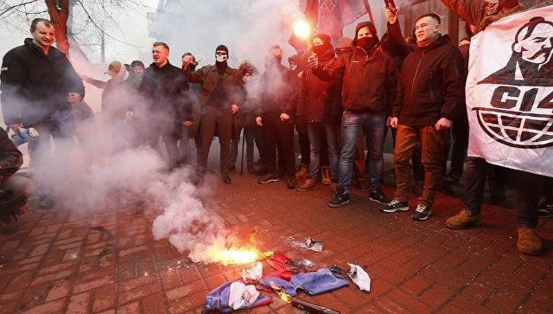 Em Kiev, os radicais invadiram o edifício Rossotrudnichestvo