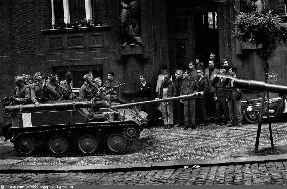 Советские войска в Праге Чехословакия 1968. Танки в Праге 1968. Прага август 1968. Советские танки в Праге 1968.