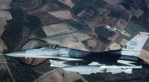 L'F-16 ha sganciato i carri armati in prossimità di una goletta da pesca in Giappone