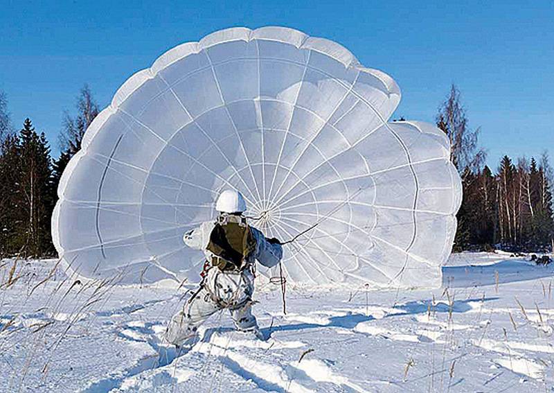 Western Military District의 특수 부대는 Tambov 지역에서 낙하산 점프를 시작했습니다.