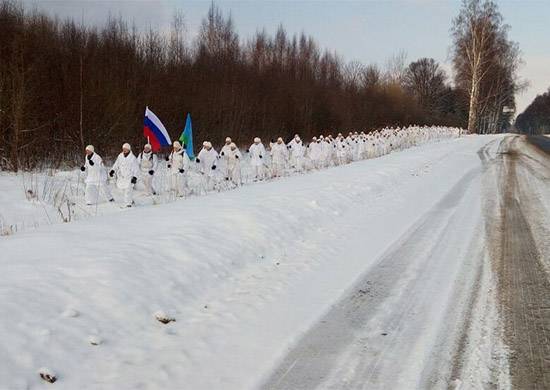 Des parachutistes de Russie et de Biélorussie ont fait un voyage de ski en l'honneur du centenaire de l'Armée rouge