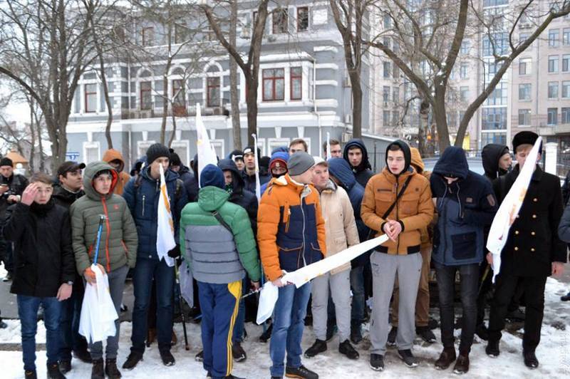 Em Odessa, adolescentes foram detidos para o comício em homenagem a fevereiro