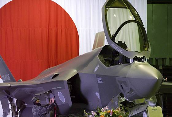 日本空军正式采用了第一架战斗机F-35A