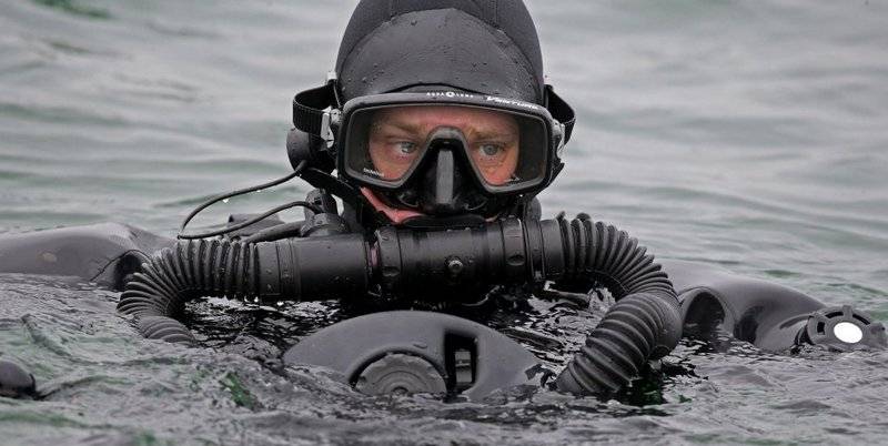 Los nadadores submarinos de la Guardia Rusa probaron el dispositivo de comunicaciones bajo el agua.