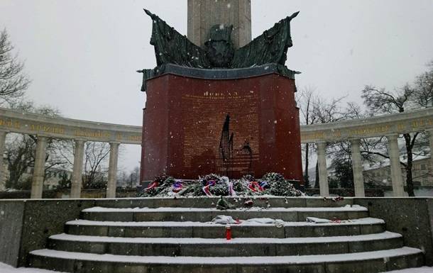 Monumento aos soldados soviéticos profanados em Viena