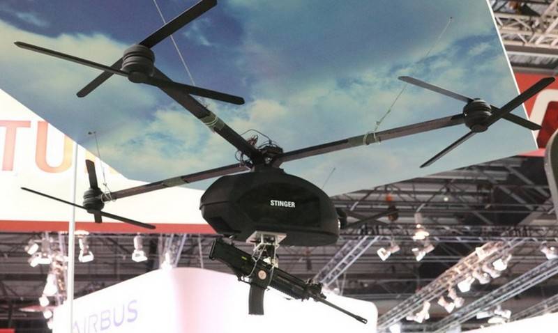 In Singapur demonstrierte ein Prototyp Quadrocopter, bewaffnet mit einem Maschinengewehr