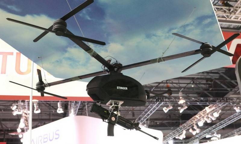 In Singapur wurde ein Prototyp eines mit einem Maschinengewehr bewaffneten Quadrocopters vorgeführt