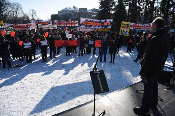 ラトビアのロシア語学校を支援する大規模集会