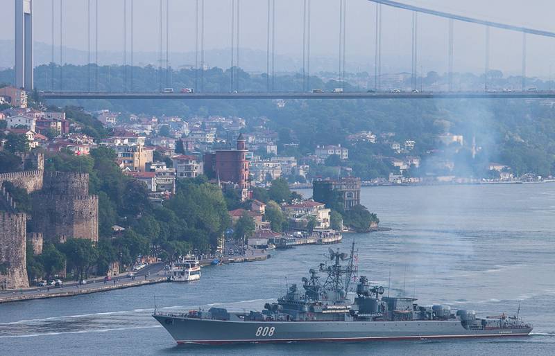 O terceiro desde o início da semana, o navio de combate da Marinha Russa entrou no Mediterrâneo