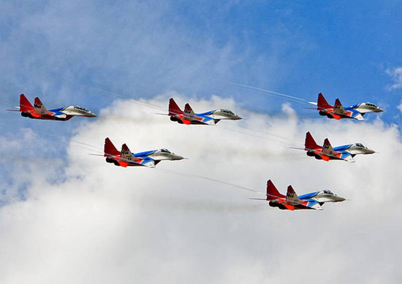 Pilotos da equipe acrobática Swifts chegaram à Armênia para participar do festival de aviação “Friendship-2018”