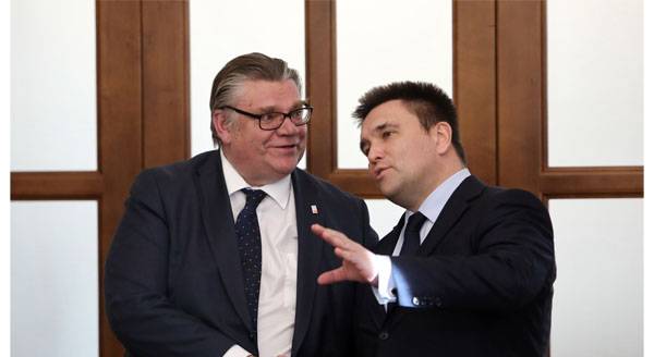 Klimkin chamou o "método de pressão" sobre a Rússia