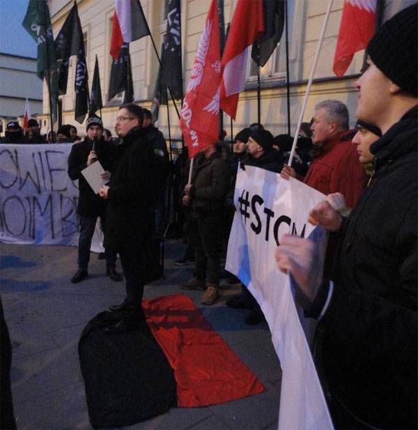 Kundgebung in Warschau vor den Mauern der ukrainischen Botschaft: „Bandera ist nicht mein Bruder!“