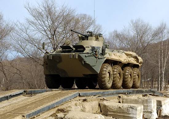 Los marines de la flota del Pacífico están corriendo alrededor de nuevos transportes blindados de personal.