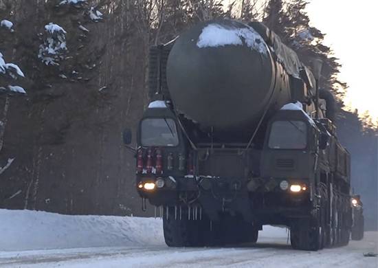 Le régiment de roquettes Yars de l’unité de Tagil a commencé à occuper un poste sur le terrain.