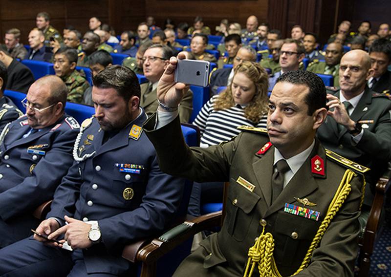 Bondarev hielt ein Briefing mit Militärattachés ausländischer Staaten ab