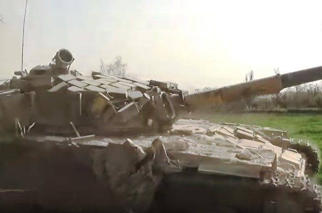 시리아 승무원은 T-72를 후방 공격으로부터 보호했습니다.