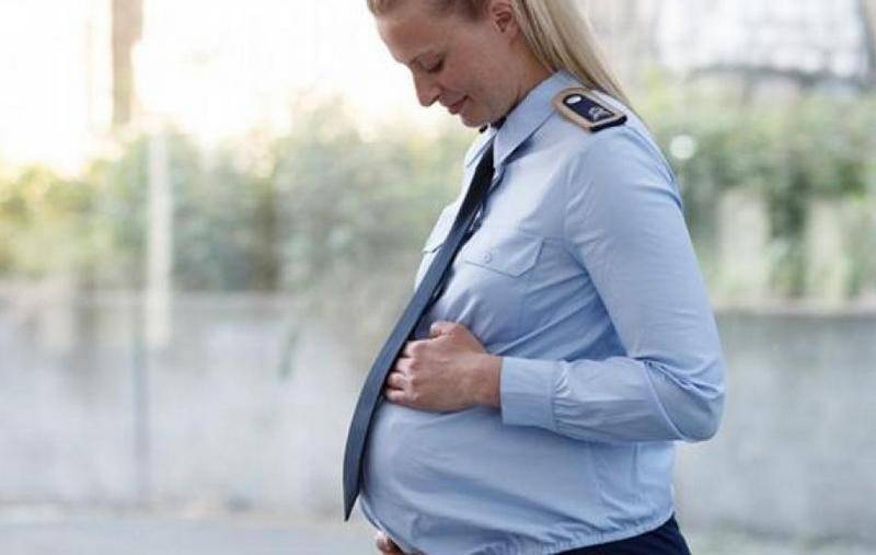 Não há coletes à prova de balas suficientes, mas a igualdade de gênero é mais importante: a Bundeswehr introduz um uniforme para mulheres grávidas