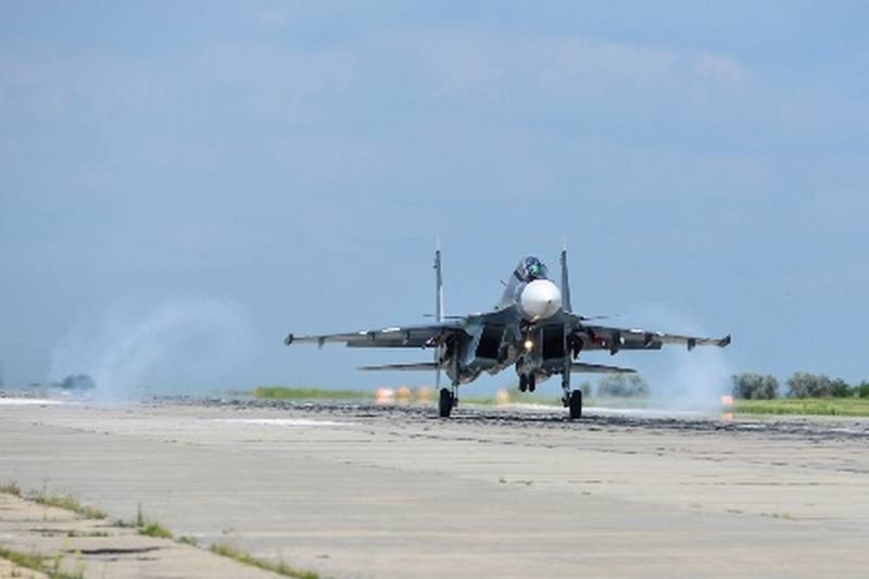 L'aviation navale travaillera sur des cibles côtières. Les exercices en vol ont commencé en Crimée