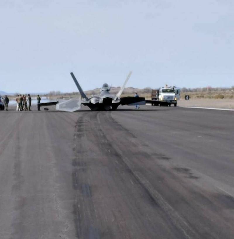 F-22 Raptor "plowed" the runway