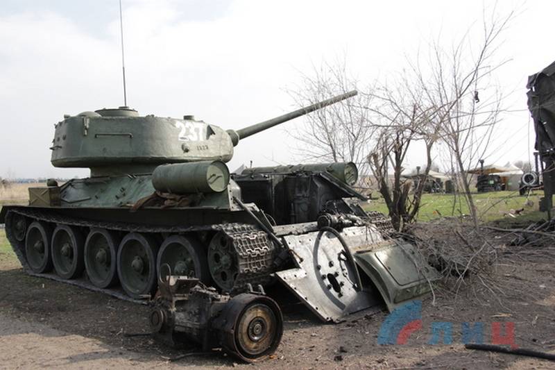 Finally knocked out! APU fired at T-34, preparing for the Victory Parade in Lugansk