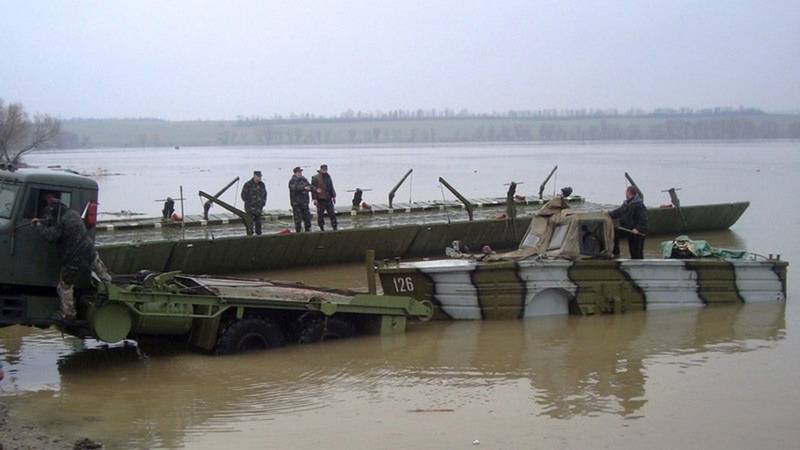 Marzo su 600 km. Il distretto militare centrale militare porterà un traghetto per i villaggi interrotti dall'alluvione