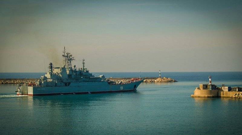 Ist es wirklich der S-300? Die Medien interessierten sich für das Entladen großer russischer Landungsschiffe in Tartus