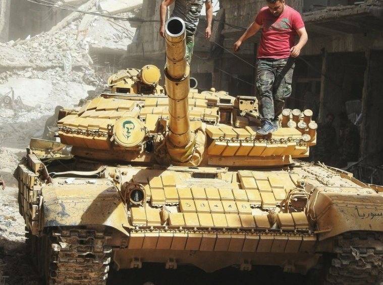 "Bulldozer-monstre" et T-72AV frais vus lors de batailles près de Damas