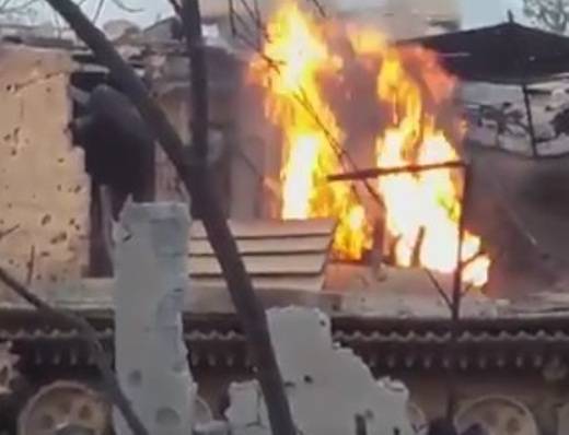 Un T-72 avec une "protection de coin" incendié en Syrie