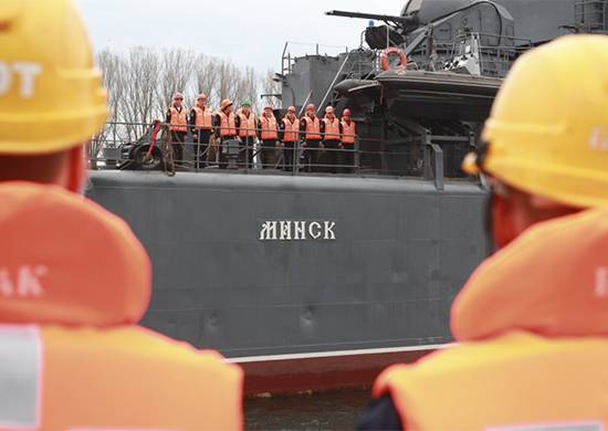 Il grande mezzo da sbarco "Minsk" è tornato da un lungo viaggio