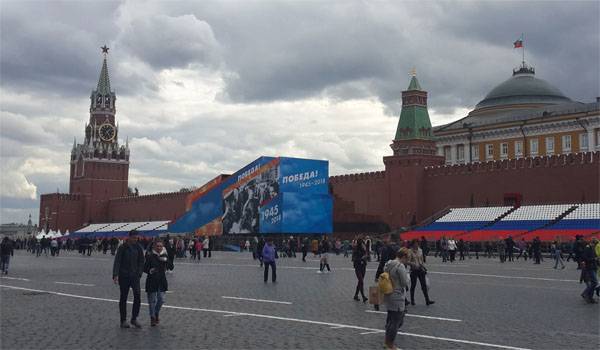 Lenin's mausoleum is again sheathed with plywood for May 9. Correct solution? Poll