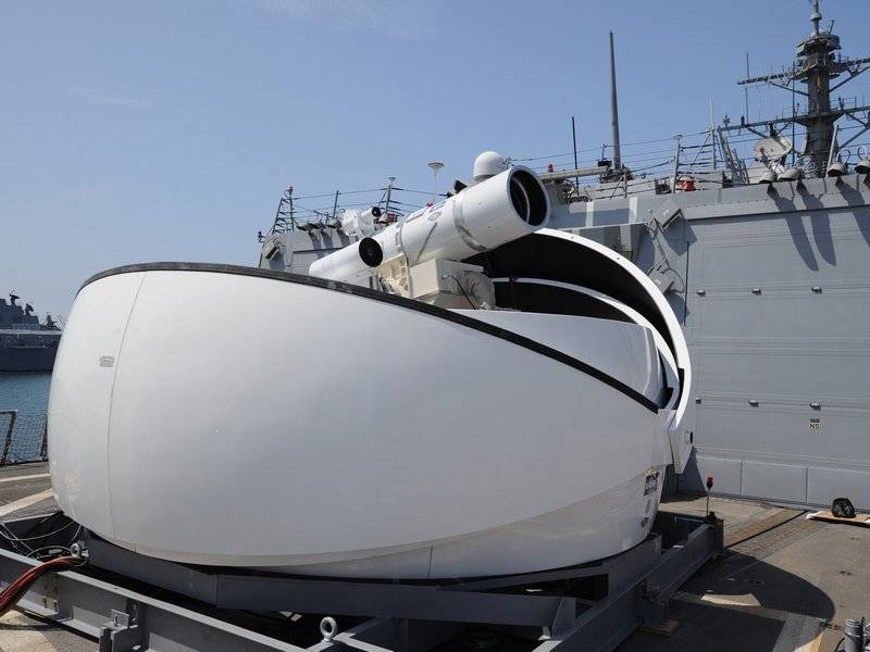 Nous mettrons à la place du système de défense aérienne. Les États-Unis ont annoncé l'équipement imminent de la marine avec des armes laser